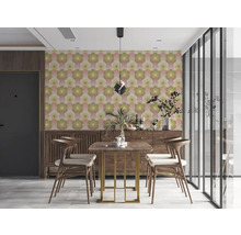 Eetkamer met eettafel, stoelen en behang met bloemmotief.
