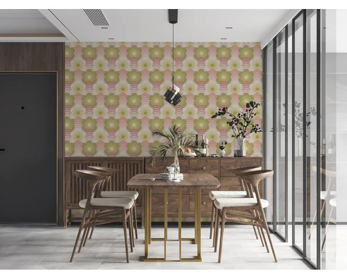 Eetkamer met eettafel, stoelen en behang met bloemmotief.