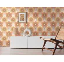 Woonkamer met retrobehang met bloemmotief, dressoir en stoel