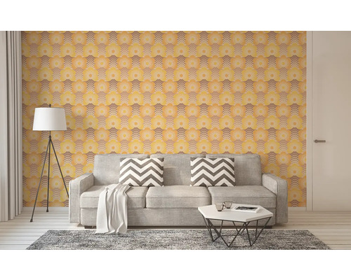 Woonkamer met patroonbehang, bank en vloerlamp