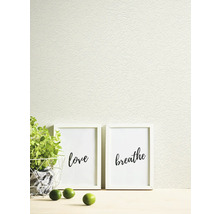 Decoratief behang met twee ingelijste afbeeldingen en decoratie