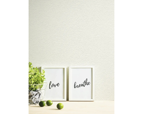 Decoratief behang met twee ingelijste afbeeldingen en decoratie