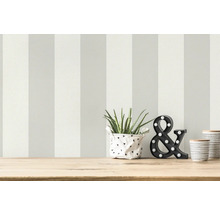 Behang met verticale strepen in een lichte kamer