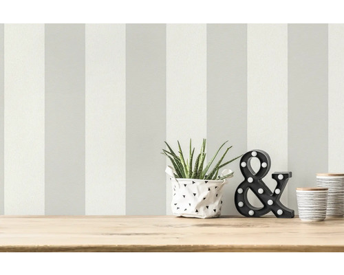 Behang met verticale strepen in een lichte kamer