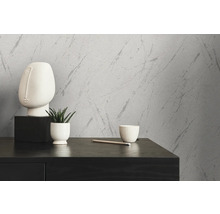 Decoratieve wand met marmerpatroon en tafel met decoraties