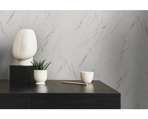 Decoratieve wand met marmerpatroon en tafel met decoraties