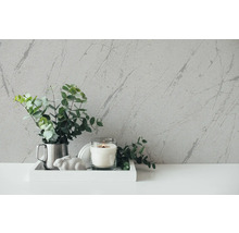 Decoratieve scène met kamerplant, kaars en marmerbehang