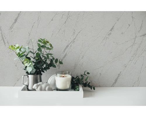 Decoratieve scène met kamerplant, kaars en marmerbehang