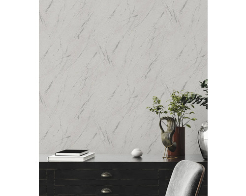 Wand met marmerbehang in een woonkamer