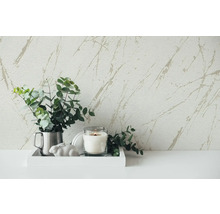 Decoratieve scène met patroonbehang, kaars en eucalyptusboeket