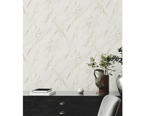 Scene met een patroonbehang dat een kamer siert