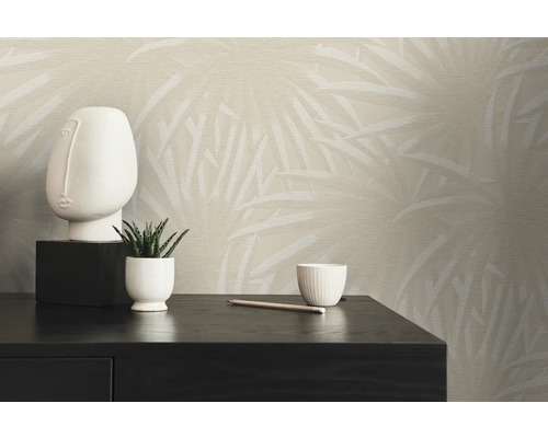 Scene met een patroonbehang, een sculptuur, een kamerplant en een kopje op een zwarte tafel