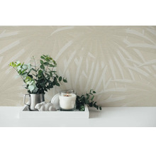 Decoratieve scène met behang met bladmotief, eucalyptus takken in een kan, een kaars en een konijnenbeeldje
