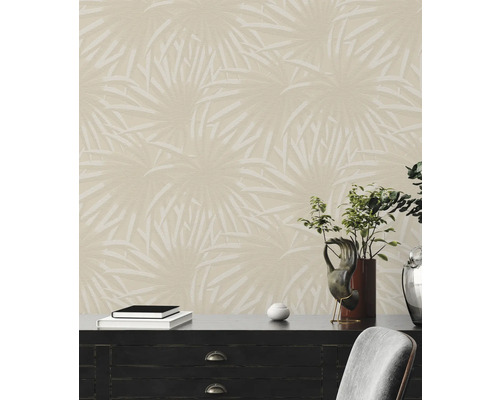 Woonkamer met patroonbehang met palmenbladmotief