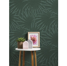 Close-up van een muur met een donker behang met bladerpatroon