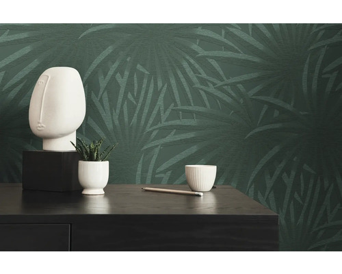 Interieur met groen bladbehang, sculptuur en plant op een tafel