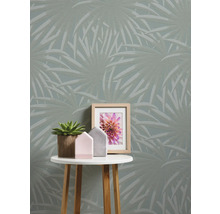 Kamer met behang met palmtakmotief en decoratie op een tafel