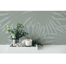 Decoratieve woonambiance met patroonbehang, kaars en plant