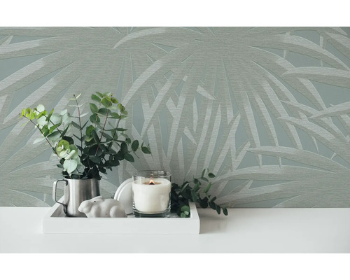 Decoratieve woonambiance met patroonbehang, kaars en plant