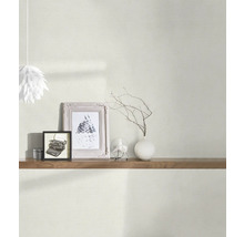 Wanddecoratie met behang, fotolijsten en decoratie op een plank