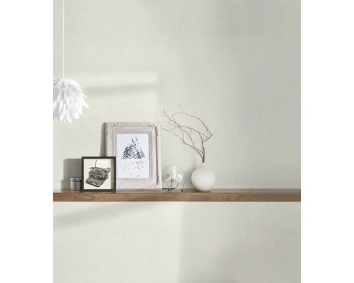 Wanddecoratie met behang, fotolijsten en decoratie op een plank