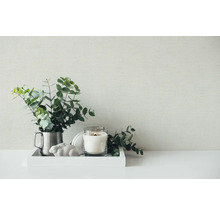 Decoratie met kaars, plant en decoratief figuur op een dienblad