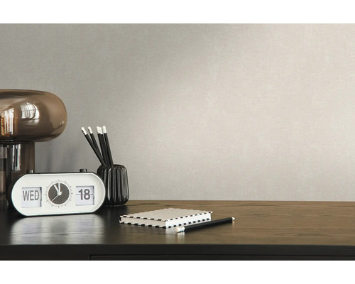 Close-up van een werkplek met klok, pennen, notitieboek en lamp