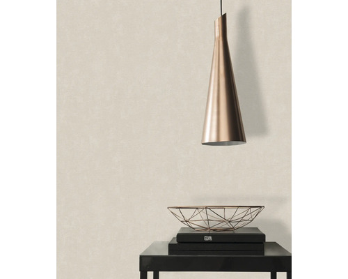 Scene met hanglamp, decoratieve schaal en boeken op een tafel voor een behang