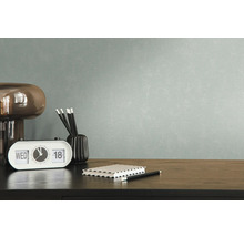 Close-up van een bureau met lamp, kalender, pennen, notitieboek en behang