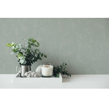 Decoratieve scène met eucalyptus, kaars en decoratie op een dienblad voor een muur
