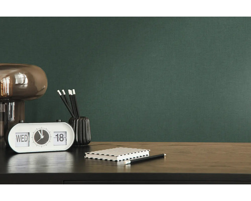 Decoratieve woonsfeer met tafellamp, kalender, pennen, pennenhouder en notitieblok op een bureau