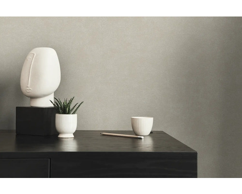 Decoratieve objecten op een zwarte houten kast