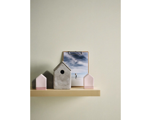 Decoratieve huisobjecten en een afbeelding op een houten plank