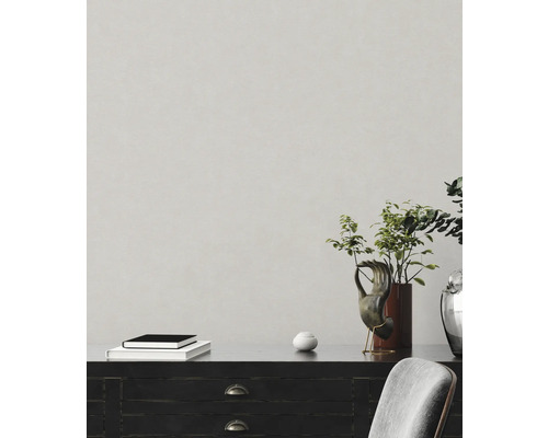 Interieur met dressoir, decoratieve objecten en stoel