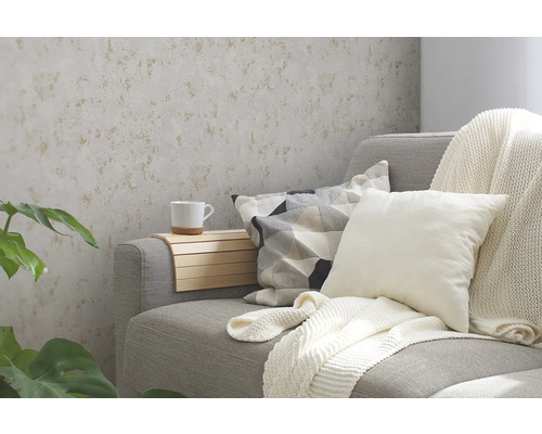 Woonkamerscène met bank, kussens en behang met motief