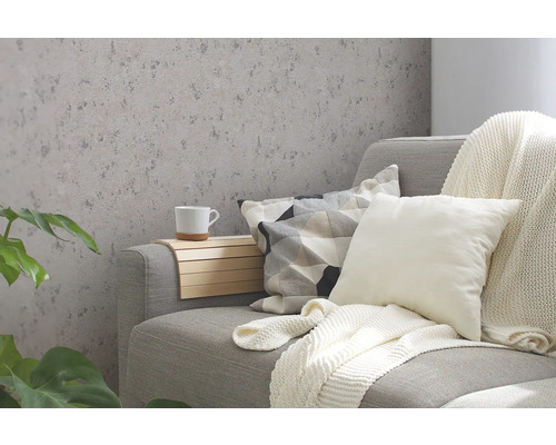 Decoratieve woonkamer met patroonbehang, bank, kussens en planten