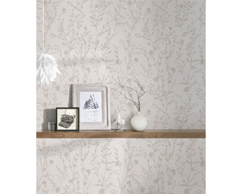 Kameroverzicht met bloemenbehang en decoratie op een houten plank.