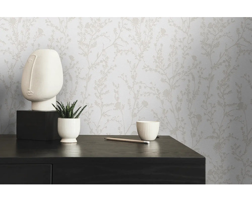 Decoratieve woonkamer met bloemenbehang