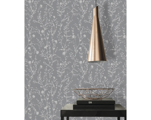 Decoratief behang met bloemmotief, gecombineerd met een hanglamp en decoratieve schaal