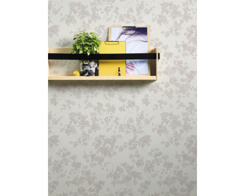 Wand met bloemenbehang en plank met decoratie