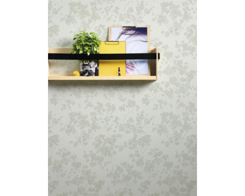 Licht behang met bloemmotief en wandplank met decoratie