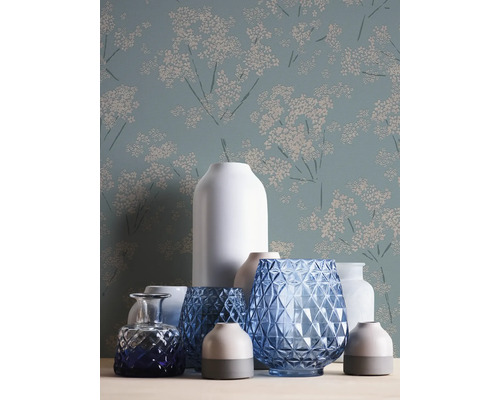 Stilleven met diverse vazen en bloemenbehang