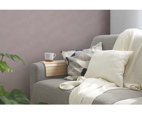 Gezellige woonkamer scène met bank, kussens, deken en bijzettafel