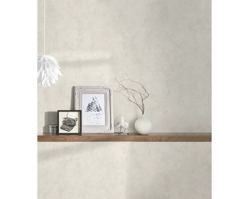Licht behang met pleisterstructuur in woonkamer met plank