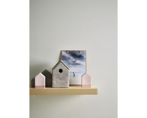 Decoratieve huisfiguren en een klembord op een plank