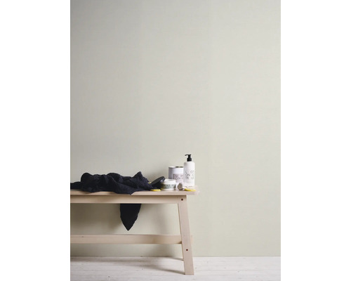 Wanddecoratie met verf, handdoek en verzorgingsproducten op een houten tafel