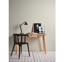 Bureau met stoel, bureaulamp en decoratie voor studeer- of kantoorruimte