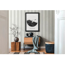 Ingerichte kamer met gestreept behang, houten meubels en decoratieve objecten.