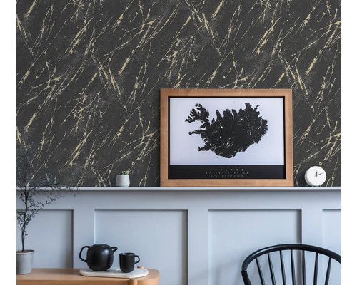 Decoratieve wand met marmeren behang, ingelijste IJsland poster, theepot en klok