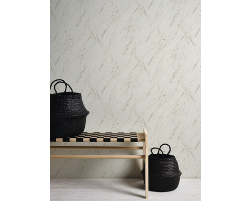 Wand met marmeren behang, bank en twee zwarte manden